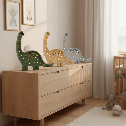 Trois veilleuses bébé Diplodocus en différents coloris dans une chambre cosy