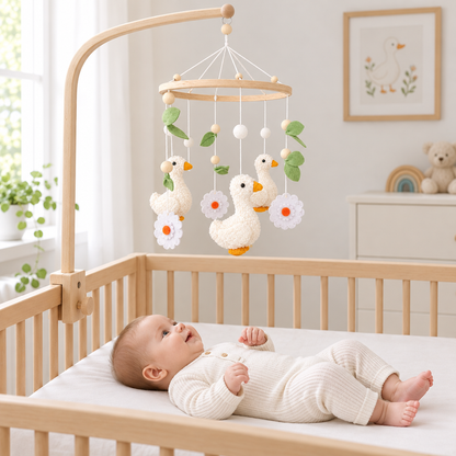 Vue de face du mobile bébé artisanal Canetons et Fleurs